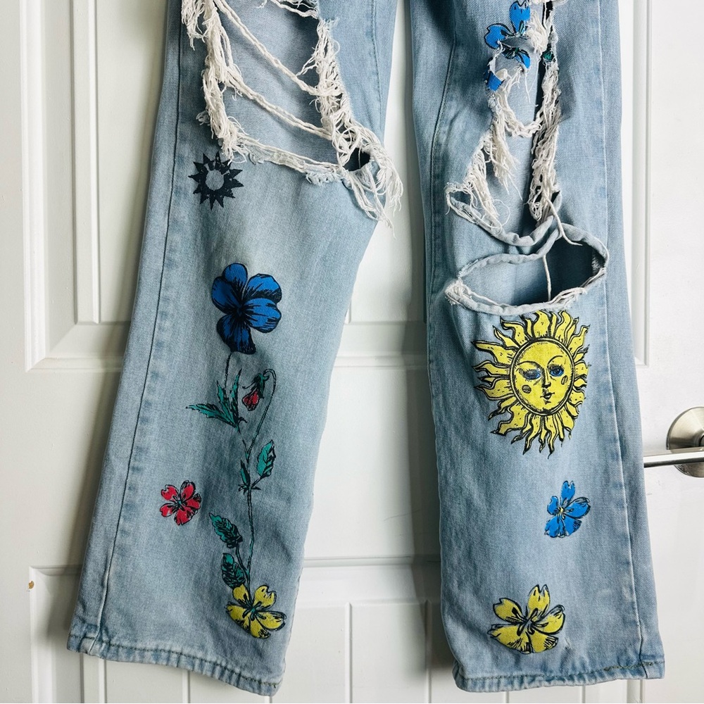 Boutique Hippie Floral Embroidered Distressed barrel Jeans size 4 - Picture 3 of 7